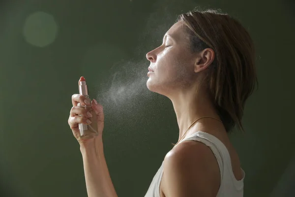 Frau Sprüht Gesichtsnebel Ins Gesicht Sommerpflegekonzept — Stockfoto