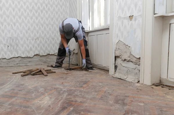 Home Improvement Construction Worker Handyman Removing Old Wooden Parquet Flooring — Stockfoto