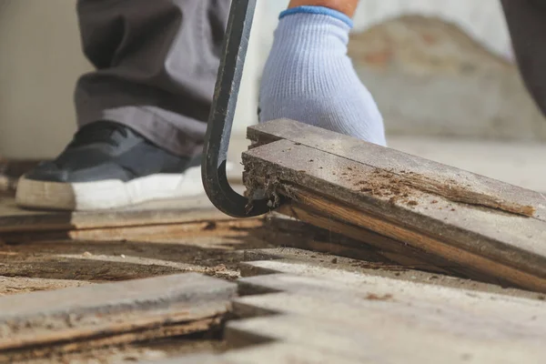Улучшение Дома Строитель Рабочий Убирает Старые Деревянные Паркетные Полы Помощью — стоковое фото