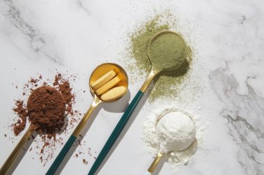 Sağlık ve güzellik için farklı besin takviyeleri - kolajen, vitamin, biyotin, haplar ve toz halinde protein