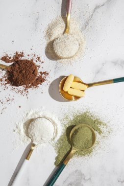 Sağlık ve güzellik için farklı besin takviyeleri - kolajen, vitamin, biyotin, haplar ve toz halinde protein