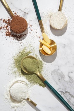 Sağlık ve güzellik için farklı besin takviyeleri - kolajen, vitamin, biyotin, haplar ve toz halinde protein