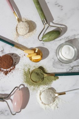 Cilt güzelliği, yüz silindiri, krem ve diyet takviyeleri için farklı ürünler. Kolajen, vitamin, biyotin, haplar ve toz halinde protein.