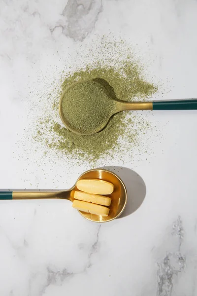 Green Powder Pills Spoons Concept Nutritional Supplement Dieting Detox Preventive — Stockfoto