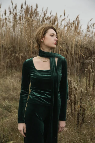 Autumn Fashion Outdoor Portrait Young Woman Emerald Green Set Comfortable — Foto Stock