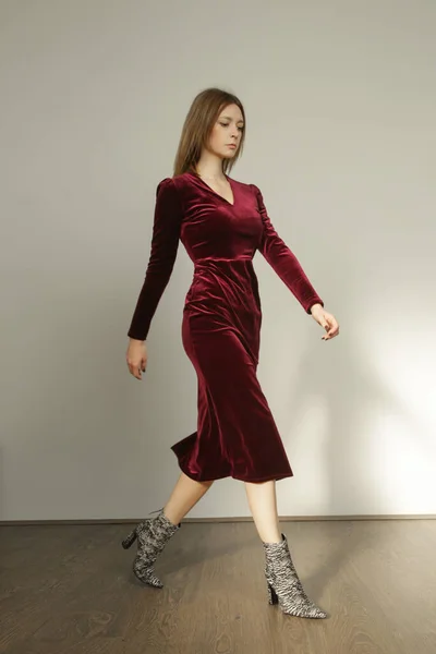 Serie Studio Photos Young Female Model Burgundy Velvet Plush Midi — ストック写真