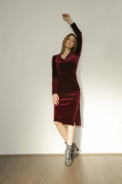 Serie Studio Photos Young Female Model Burgundy Velvet Plush Midi — ストック写真