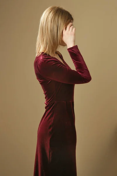 Serie Studio Photos Young Female Model Burgundy Velvet Plush Midi — Stock Photo, Image