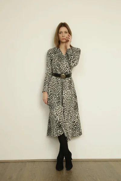 Serie Studio Photos Young Female Model Animal Print Wrap Dress — ストック写真