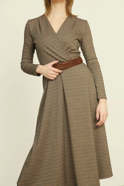 Série Fotos Estúdio Jovem Modelo Feminino Vestido Tweed Marrom Outono — Fotografia de Stock