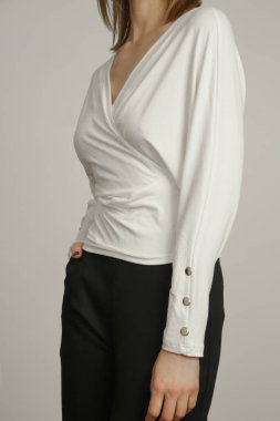 Organik pamuktan yapılmış beyaz gömlek giyen genç bir modelin seri fotoğrafları. Rahat sürdürülebilir moda.