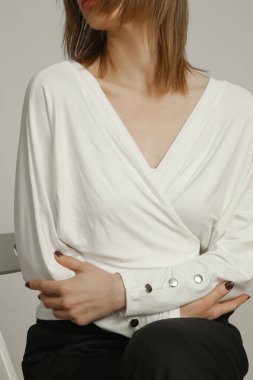 Organik pamuktan yapılmış beyaz gömlek giyen genç bir modelin seri fotoğrafları. Rahat sürdürülebilir moda.