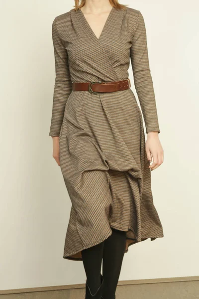 穿着褐色斜纹斜纹裙的年轻女模特演播室照片系列 秋季冬季时装系列 — 图库照片