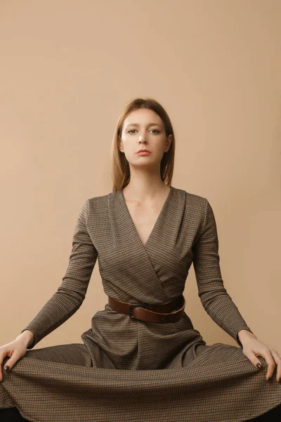 Serie Studio Foton Ung Kvinnlig Modell Brun Tweed Klänning Höst — Stockfoto
