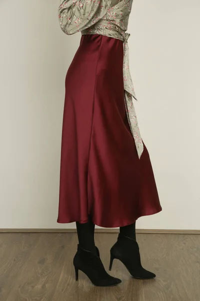 年轻女模特丝绸缎子花衬衫与简单的勃艮第迷你裙的摄影棚照片系列 舒适典雅的日常时尚 — 图库照片