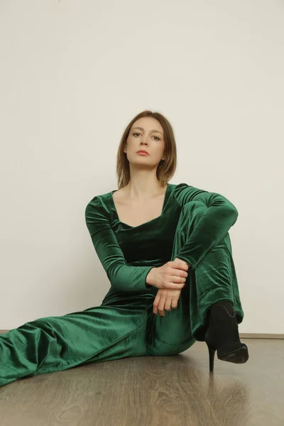 以翡翠绿色为背景的年轻女模特摄影肖像系列 舒适时髦的长袖衬衫和长裤 由毛绒绒手织 — 图库照片