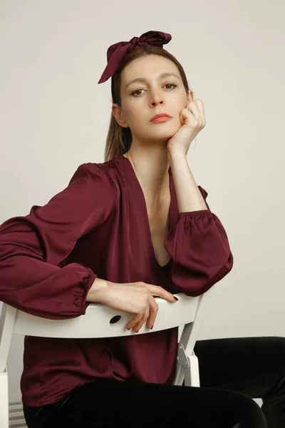 Seria Zdjęć Studyjnych Portret Młodej Modelki Jedwabnej Satynowej Burgundowej Bluzce — Zdjęcie stockowe