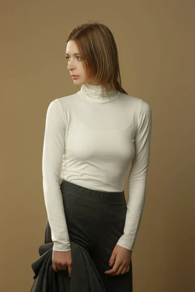 Serie Fotos Estudio Una Joven Modelo Femenina Vestida Con Ropa — Foto de Stock