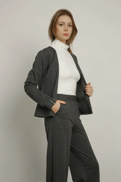 Serie Studio Foton Ung Kvinnlig Modell Bär Casual Business Outfit — Stockfoto