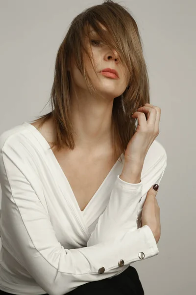 Σειρά Φωτογραφιών Στούντιο Του Νεαρού Γυναικείου Μοντέλου Φορώντας Λευκό Τυλιγμένο — Φωτογραφία Αρχείου
