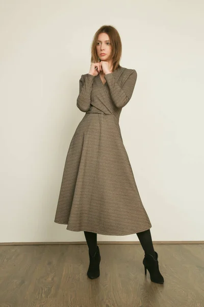 茶色のツイードドレスで若い女性モデルのスタジオ写真のセリエ 秋の冬のファッションコレクション — ストック写真
