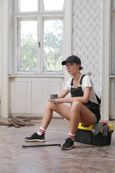 Young Women Resting Home Renovation Work Taking Coffee Break Diy — Photo