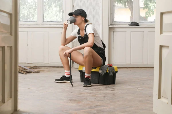 Young Women Resting Home Renovation Work Taking Coffee Break Diy — Stockfoto