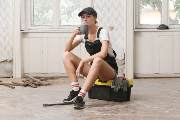 Young Women Resting Home Renovation Work Taking Coffee Break Diy — Foto de Stock
