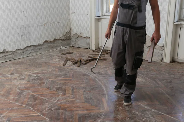 Home Improvement Construction Worker Handyman Removing Old Wooden Parquet Flooring — ストック写真