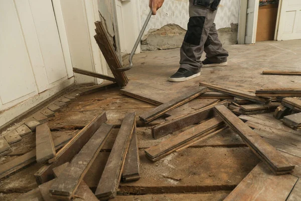 Home Improvement Construction Worker Handyman Removing Old Wooden Parquet Flooring — Foto Stock