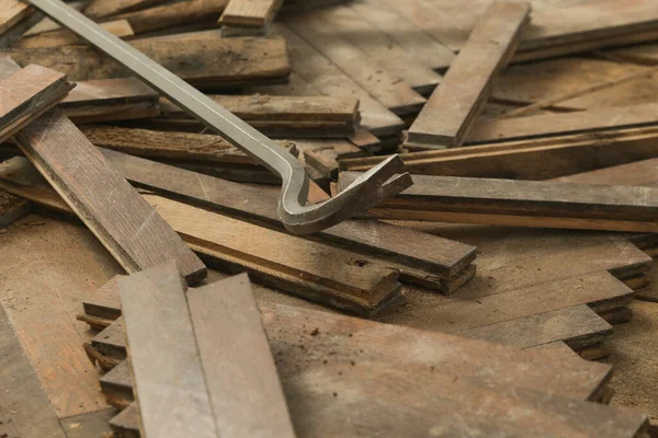 Home Improvement Removing Old Wooden Parquet Flooring Using Crowbar Tool — Fotografia de Stock