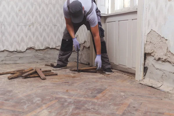 Home Improvement Construction Worker Handyman Removing Old Wooden Parquet Flooring — 图库照片