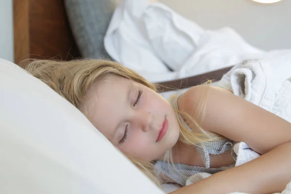 Édes Kislány Alszik Ágyban — Stock Fotó