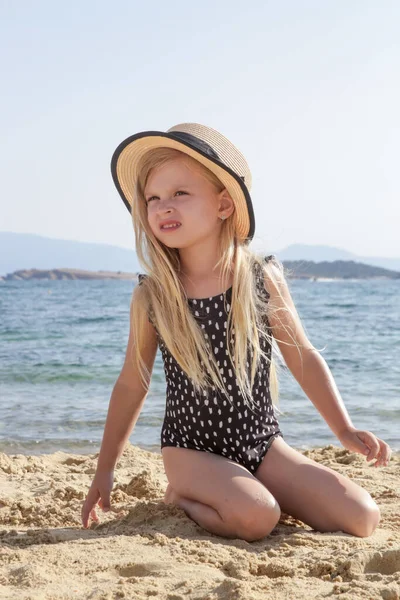 Χαριτωμένο Κοριτσάκι Παίζει Άμμο Στην Παραλία — Φωτογραφία Αρχείου