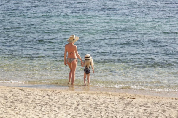 Mother Her Toddler Girl Enjoying Day Beach — Stock Photo, Image
