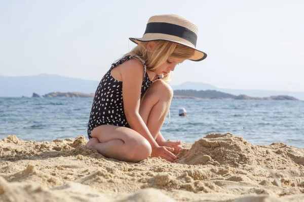 Niedliches Kleinkind Mädchen Spielt Mit Sand Strand — Stockfoto