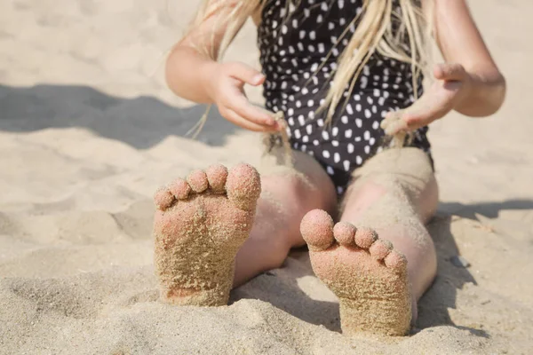 Pés Criança Areia Uma Praia Férias Verão Beira Mar — Fotografia de Stock