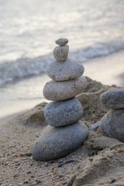 Kumsalda Zen meditasyon taşları