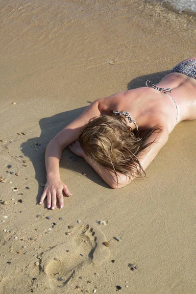 Ritratto Una Donna Caucasica Bruna Sdraiata Sulla Spiaggia Sabbiosa — Foto Stock
