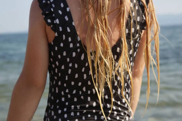 ビーチで子供の長い髪 濡れた髪がイメージを閉じます 塩辛い海の水と太陽 夏のヘアケアの概念による髪の損傷 — ストック写真