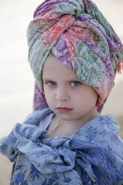 Otevřený Zblízka Portrét Leté Dívky Zabalené Barevných Sarongs — Stock fotografie