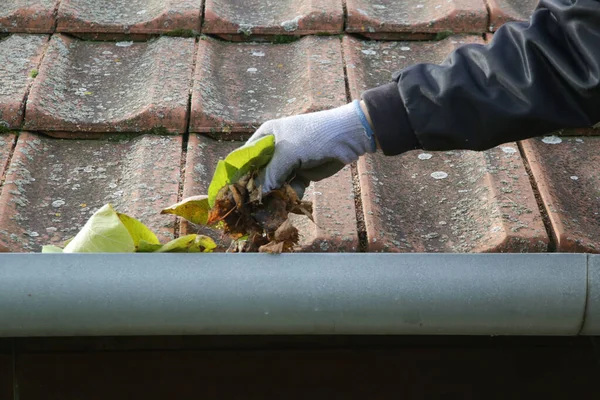 Cleaning Gutter Autumn Leaves Winter Season Roof Gutter Cleaning Process — Stock Photo, Image