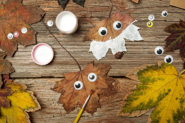 Crafts with autumn leaves. Maple leaf foxes.