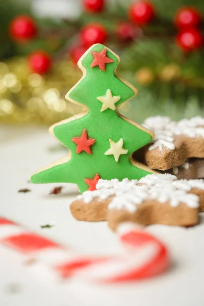 Kerstversiering Kerstboom Takken Zelfgemaakte Versierde Kerstkoekjes Close Afbeelding — Stockfoto
