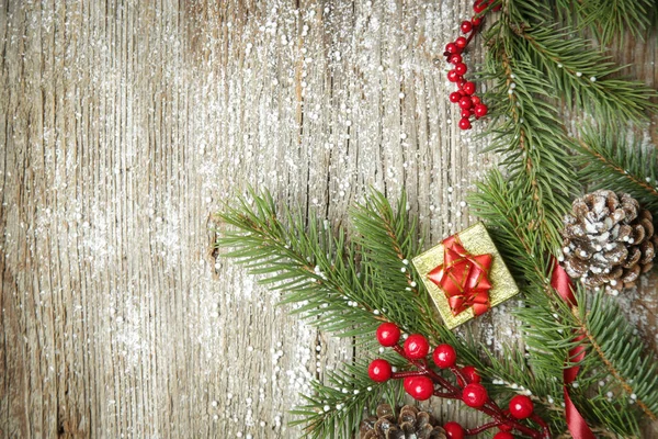 Weihnachtsbaumzweige Geschenkschachtel Nadelzapfen Und Rote Beeren Von Oben Mit Kopierraum — Stockfoto