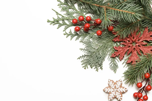 Χριστουγεννιάτικη Διακόσμηση Χριστουγεννιάτικα Κλαδιά Δέντρων Κόκκινα Μούρα Και Νιφάδες Χιονιού — Φωτογραφία Αρχείου