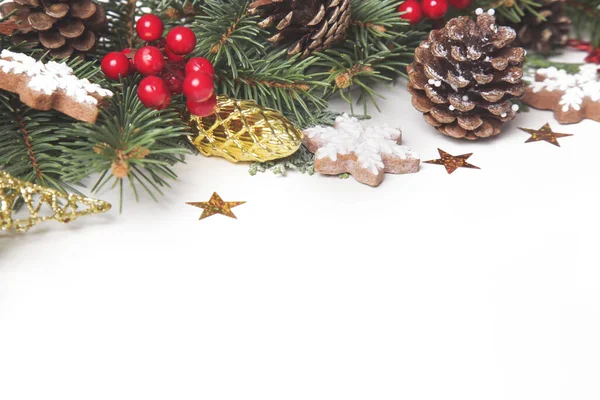 クリスマスツリーの枝 針葉樹のコーン 赤い果実 休日のクッキーや装飾品 コピースペースのトップビュー クリスマス 冬の休日 新年のコンセプト — ストック写真