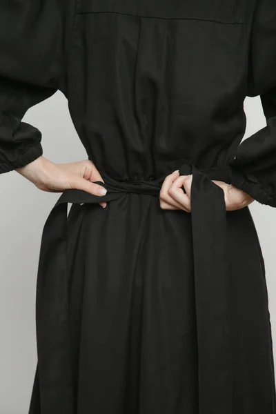 Seria Zdjęć Studyjnych Młodej Modelki Czarnej Sukience Wiskozowo Midi — Zdjęcie stockowe