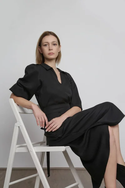 Serie Studio Photos Young Female Model Black Viscose Midi Dress — 스톡 사진
