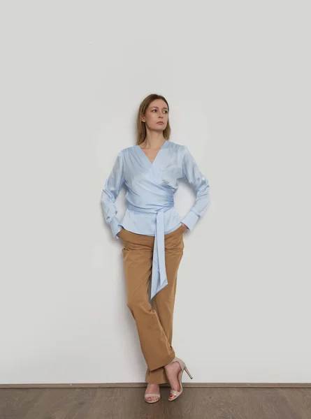 Серія Студійних Фотографій Молодої Жіночої Моделі Простому Красивому Вбранні Блузка — стокове фото